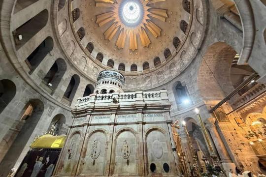 قيود الاحتلال تُفرغ عيد الفصح من مضمونه في القدس وتمنع المصلين من الوصول للقيامة