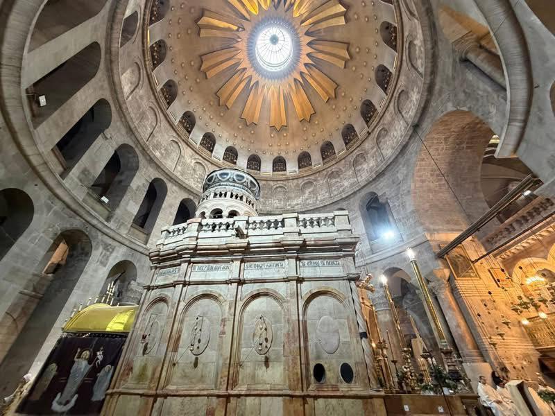 قدّاس محدود خلف الأبواب المغلقة واستمرار إغلاق الأقصى والقيامة لليوم الـ37