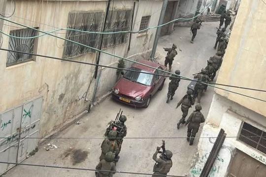 اقتحامات في القدس: انتشار قناصة في مخيم قلنديا وإخطار بإخلاء أرض في سلوان