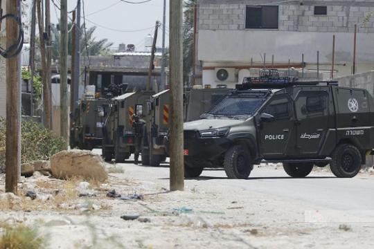 الاحتلال يواصل اقتحام قرية المغير ويحوّل منزلاً إلى ثكنة عسكرية