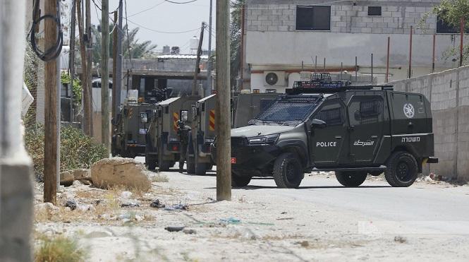 الاعتداء على طفل من ذوي الإعاقة ومداهمة منازل وتعليق الدوام المدرسي شمال شرق رام الله