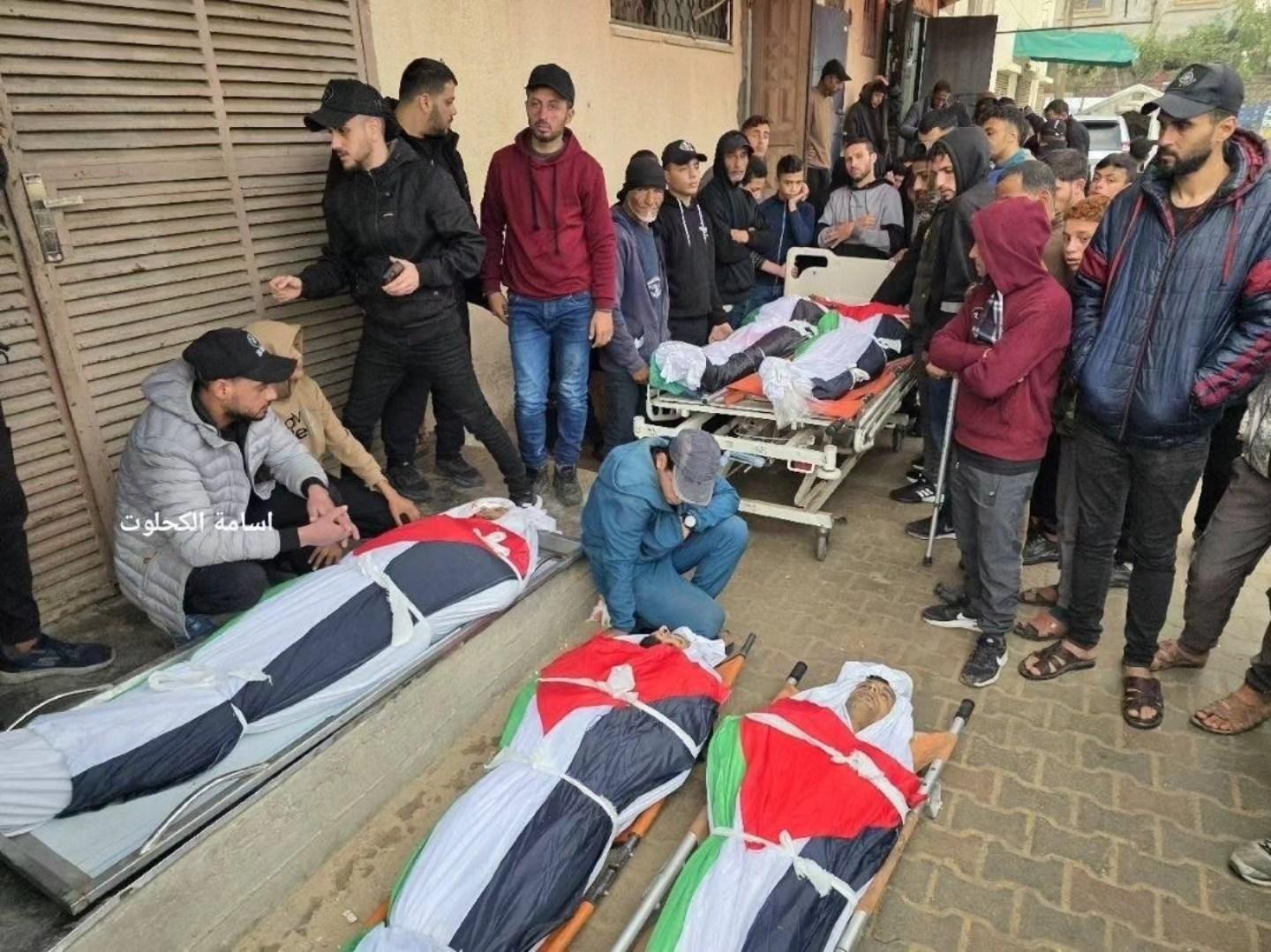 10 شهداء و44 إصابة خلال 24 ساعة.. واستمرار انتشال الجثامين وسط عجز فرق الإنقاذ