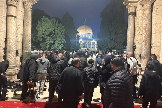 آلاف المصلين يؤدون صلاة الفجر في المسجد الأقصى بعد 40 يوماً من الإغلاق