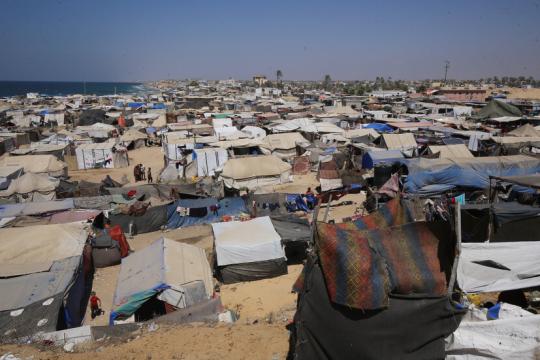 إصابتان جراء استهداف إسرائيلي لخيام النازحين في مواصي خان يونس