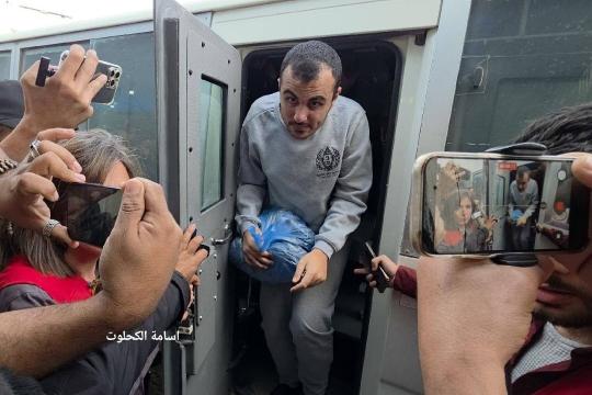 الإفراج عن 12 أسيرًا من غزة ونقلهم إلى مستشفى شهداء الأقصى لتلقي العلاج