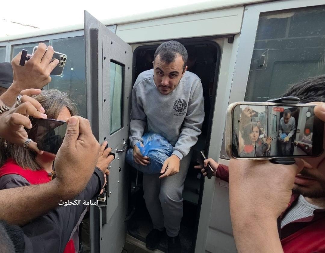 تحرير أسرى عبر معبر كرم أبو سالم وسط تقارير عن تعرضهم لظروف احتجاز قاسية