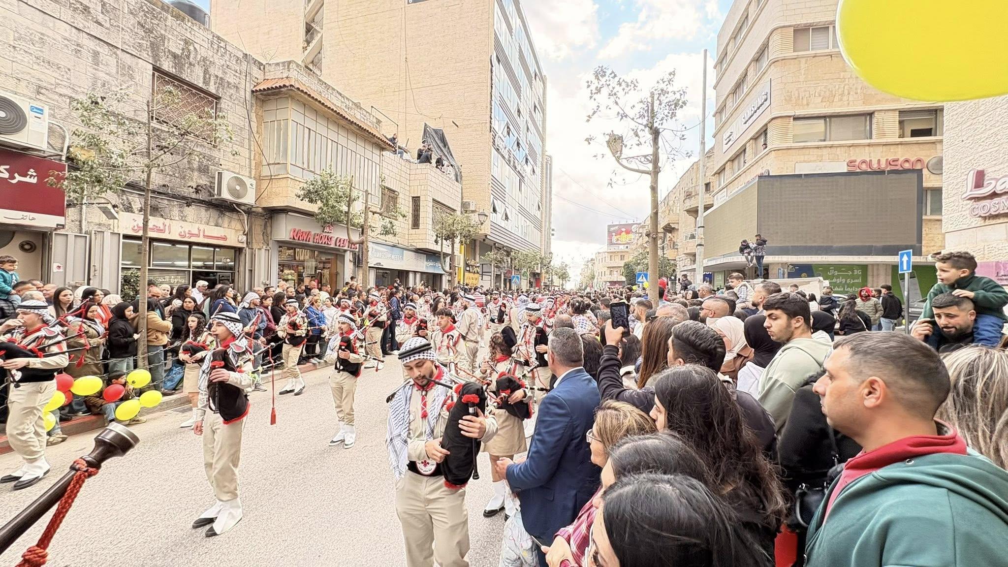مشاركة محدودة للمصلين ونقل “النور المقدس” إلى مدن فلسطينية والعالم رغم الإجراءات العسكرية