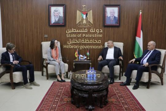 القنصل البلجيكي يطلع على أوضاع الخليل والبلدة القديمة