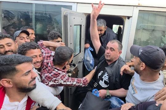 الاحتلال يفرج عن 24 معتقلاً من غزة وسط تدهور صحي ونقلهم للعلاج في دير البلح