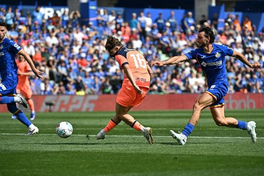 برشلونة يقترب من حسم لقب الليغا بفوز مريح على خيتافي