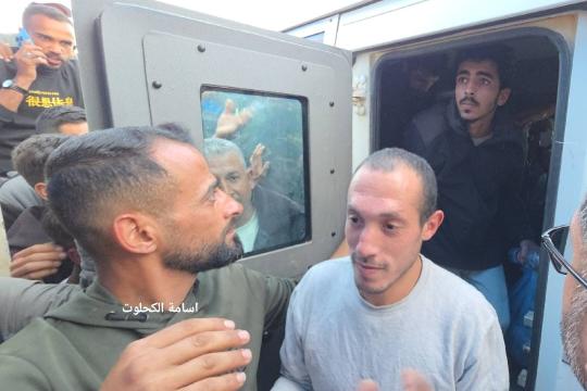 الصليب الأحمر يسهل نقل 15 معتقلاً مفرجًا عنهم من غزة إلى مستشفى شهداء الأقصى