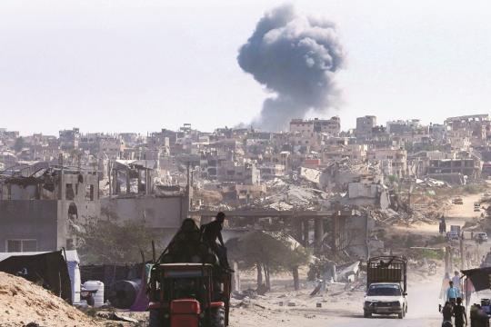 الجيش الإسرائيلي ينفذ عمليات نسف ويقصف منازل الفلسطينيين شرقي غزة