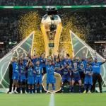 فيديو: الهلال يتوج بكأس خادم الحرمين الشريفين للمرة العاشرة بعد فوز مثير على الخلود