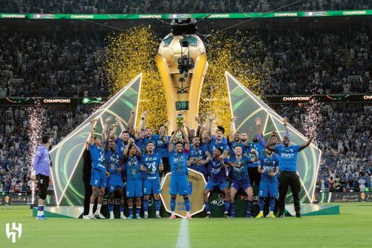 فيديو: الهلال يتوج بكأس خادم الحرمين الشريفين للمرة العاشرة بعد فوز مثير على الخلود