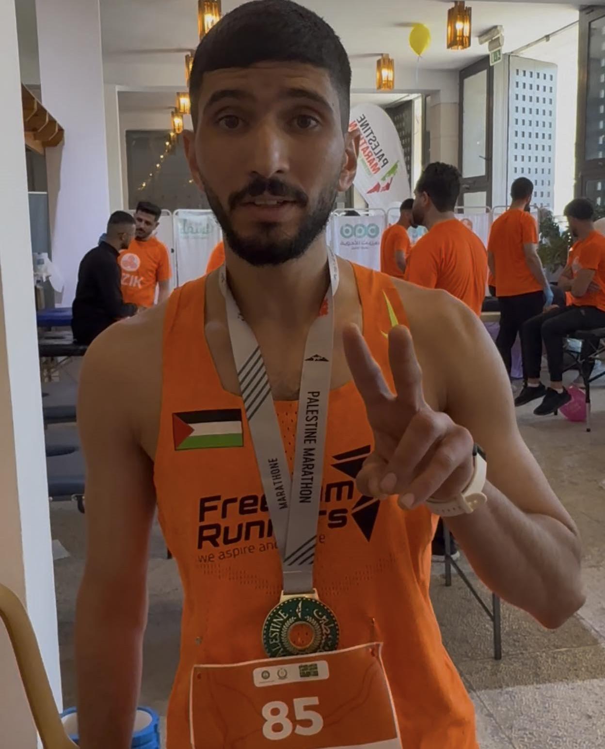 عدّاء من مخيم الدهيشة حوّل تجربة الأسر إلى دافع للإنجاز الرياضي ووجّه رسالته للأسرى الفلسطينيين