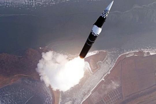 كوريا الشمالية تطلق صواريخ مدفعية خلال زيارة أميركية للمنطقة المنزوعة السلاح