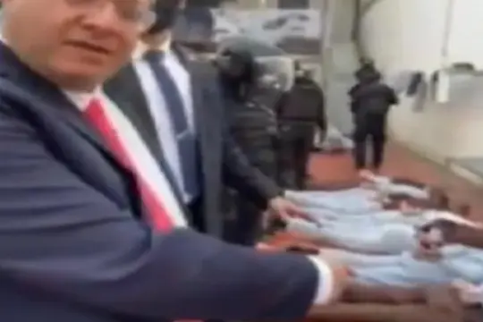 بن غفير يهدد بإعدام الأسرى الفلسطينيين ويظهر في مقطع مصور داخل السجون