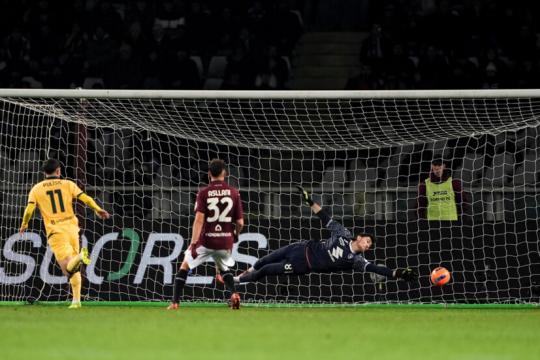 ميلان يقلب الطاولة على تورينو وينتزع صدارة الدوري الإيطالي.. وجنوا وبارما يحصدان انتصارات ثمينة