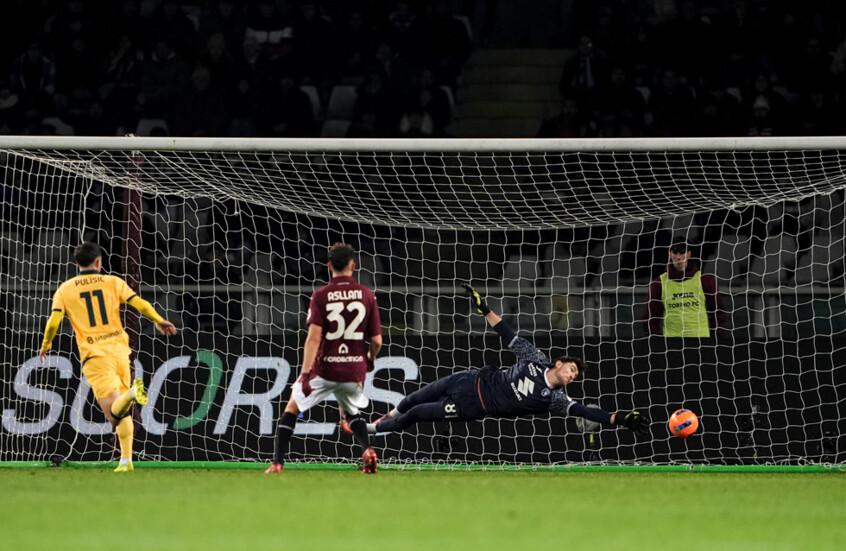 ميلان يقلب الطاولة على تورينو وينتزع صدارة الدوري الإيطالي.. وجنوا وبارما يحصدان انتصارات ثمينة