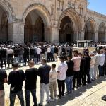 عشرات الآلاف يؤدون صلاة الجمعة في المسجد الأقصى وسط تشديدات إسرائيلية