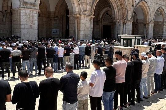 عشرات الآلاف يؤدون صلاة الجمعة في المسجد الأقصى وسط تشديدات إسرائيلية