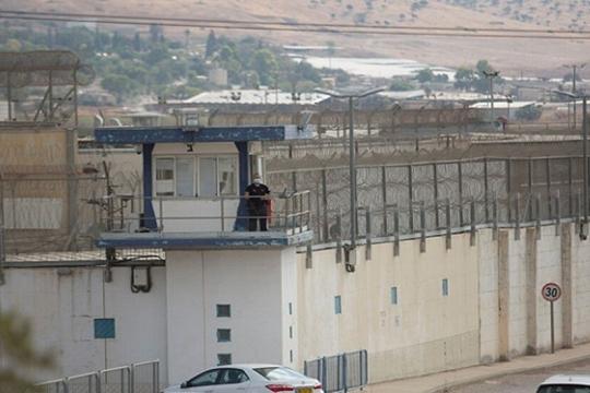 تقرير إسرائيلي رسمي يقر بحرمان أسرى فلسطينيين من مياه الشرب كعقاب جماعي