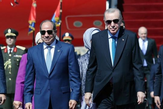 السيسي وأردوغان يشددان على حماية اتفاق وقف إطلاق النار بغزة ورفض خروقات الاحتلال