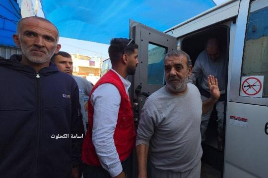 وصول خمسة أسرى محررين إلى مستشفى الأقصى عبر الصليب الأحمر