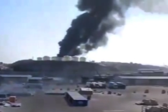 إسقاط طائرات مسيرة وإصابة خزانات وقود في ميناء صلالة