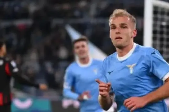 ميلان يسقط أمام لاتسيو وكومو يقلب الطاولة على روما في الدوري الإيطالي