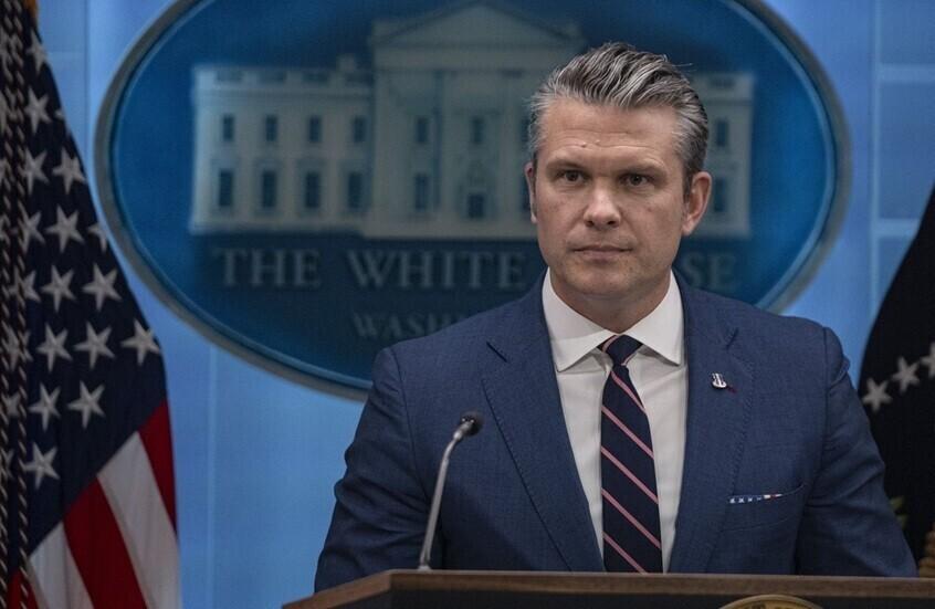 إعلاميون يتهمونه بالمبالغة والاستعراض ويدعون ترامب للتخلي عنه وسط جدل حول أداء البنتاغون