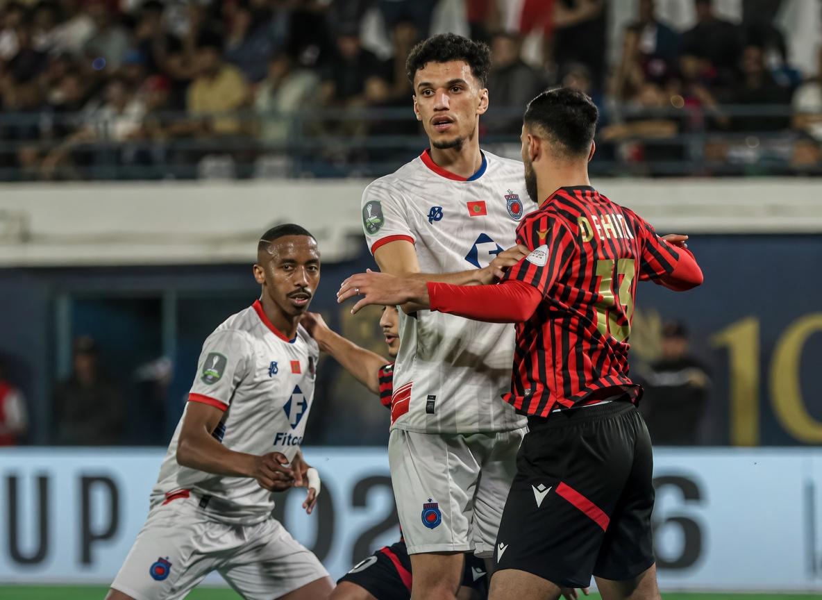 تعادل مثير وأحداث شغب تؤجل المباراة.. والفريق الجزائري يضرب موعدًا مع الزمالك