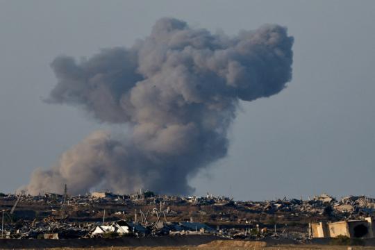 الاحتلال يواصل قصف مناطق متفرقة في غزة والوسطى وخان يونس وسط إطلاق نار مكثف