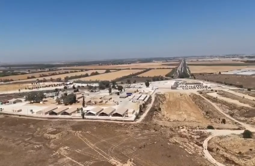 إذاعة الجيش الإسرائيلي تنشر مشاهد لقاعدة القوة الدولية الجديدة قرب معبر كرم أبو سالم