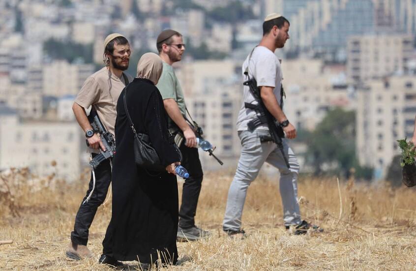 بحسب «معاريف»، وزير وعضوان في الكنيست زاروا بؤرة «تل تلبيوت» وقدموا دعمًا لنشطاء اليمين، فيما يؤكد ضباط أن نقل صلاحيات التعامل مع المستوطنين إلى الشرطة «لن يحدث على أرض الواقع».