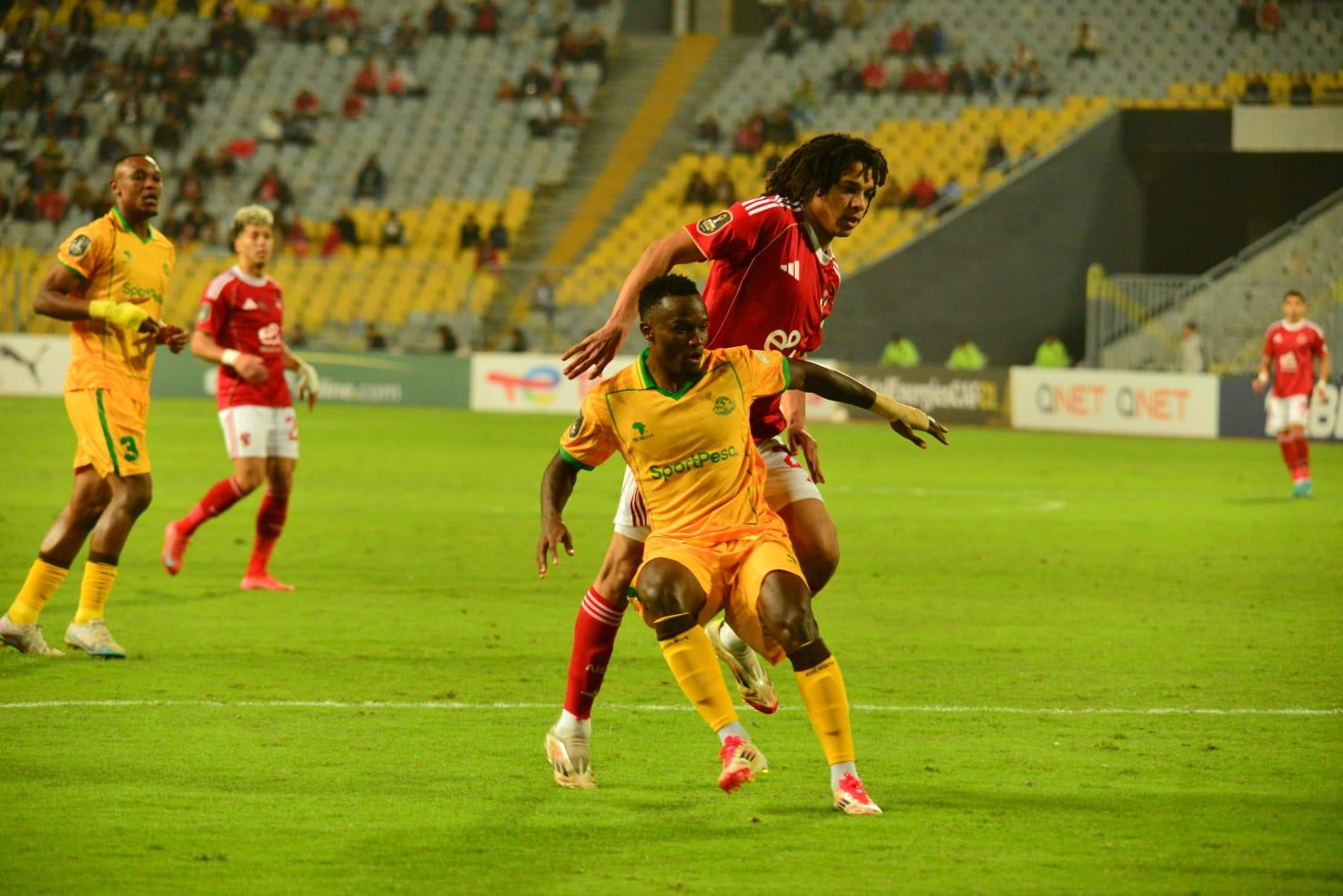 الأحمر يحسم المواجهة خارج الديار ويواصل تفوقه في دور المجموعات