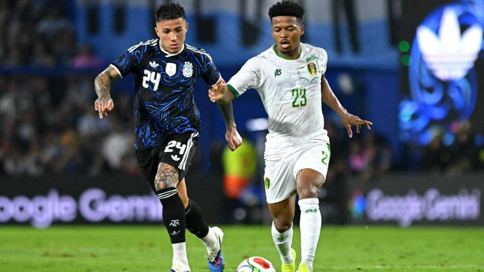 إنزو فرنانديز ونيكو باز يقودان "التانغو" لفوز 2-1، والجماهير تطالب بمشاركة ميسي في كأس العالم للمرة السادسة