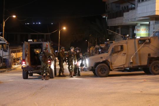 الاحتلال يصعّد اقتحاماته بالضفة الغربية.. احتجاز واعتقالات واعتداءات للمستوطنين في عدة محافظات