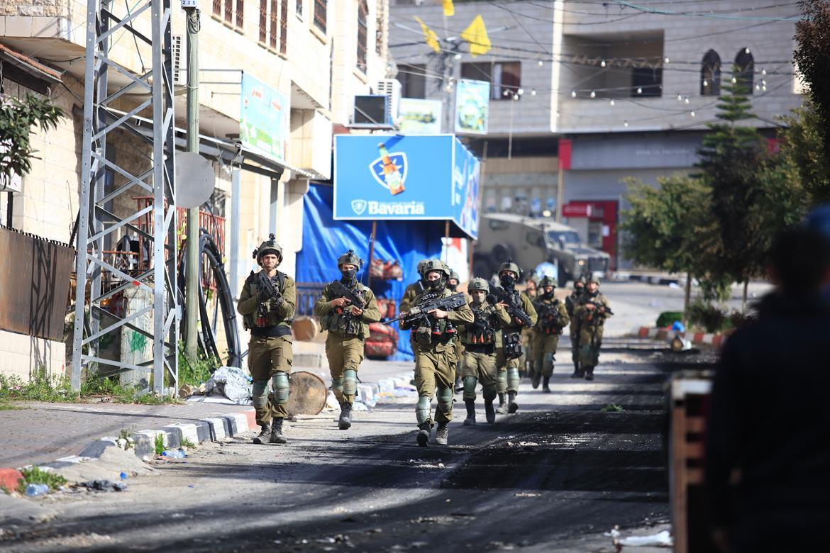 تصاعد انتهاكات الاحتلال الإسرائيلي في الضفة الغربية: تدمير خط مياه واعتقالات واقتحامات