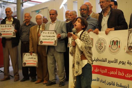 عائلات الأسرى الفلسطينيين تطالب بالإفراج عن أبناءهم من سجون الاحتلال
