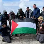 فريق "رحالة فلسطين" يرفع العلم الفلسطيني على قمة أوهورو بجبل كليمنجارو