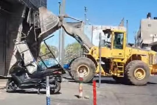 الاحتلال يهدم أكشاكًا ويستولي على مركبات في مخيم شعفاط شمال القدس
