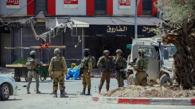 مداهمات في بيت لحم ورام الله ونابلس واحتجاز شبان وإغلاق طرق في جنين والقدس