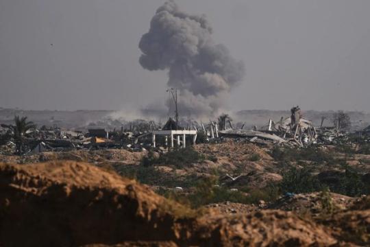 قصف مدفعي وغارات جوية وإطلاق نار كثيف في شمال وشرق وجنوب قطاع غزة