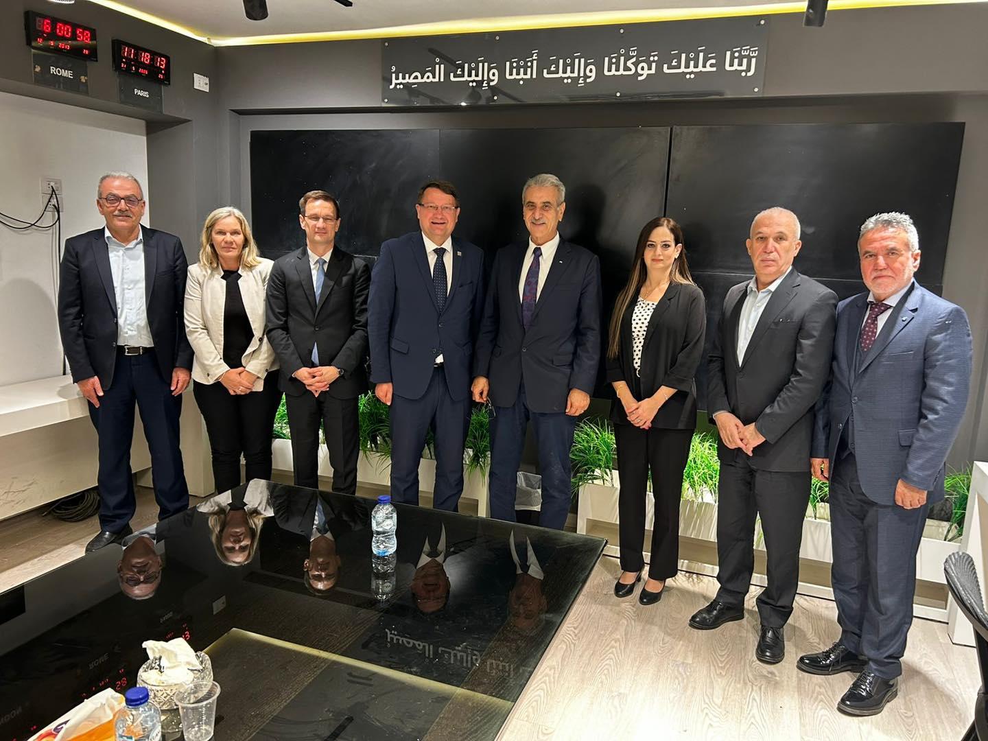 مباحثات مشتركة تناولت إعادة تأهيل الجرحى وإنشاء مركز وطني لإزالة الذخائر غير المنفجرة وتعزيز الحماية الاجتماعية والتعليم