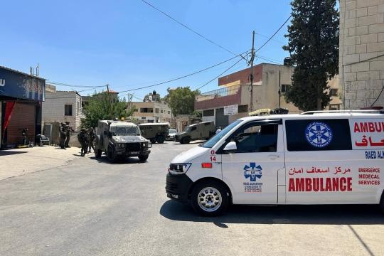 إصابة 4 مواطنين بينهم حالة خطيرة بهجوم للمستوطنين في دير أبو مشعل شمال غرب رام الله