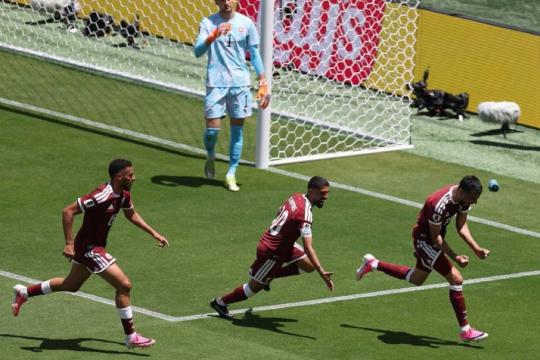 قطر تخطف تعادلاً قاتلاً أمام سويسرا في افتتاح مشوارها بكأس العالم 2026