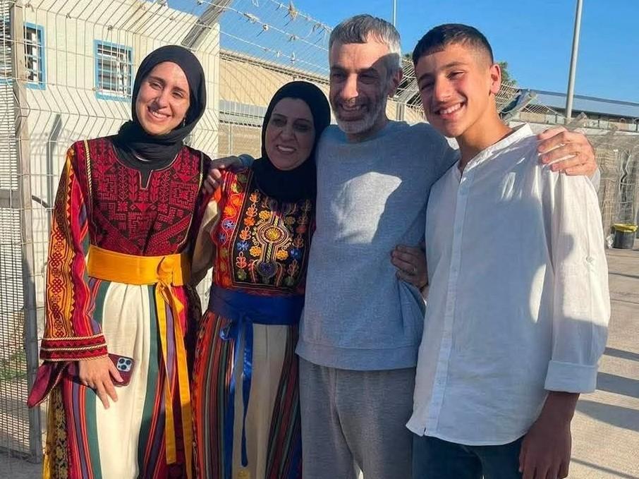 الريماوي يلتقي عائلته للمرة الأولى منذ ربع قرن بعد حرمانه من وداع والديه وإنجاب طفله خلال الاعتقال