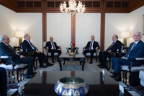 وفد فلسطيني يلتقي وزير الخارجية التركي لتعزيز الدعم للقضية الفلسطينية