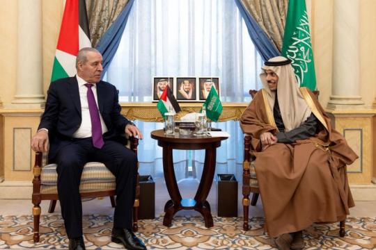 حسين الشيخ يبحث مع وزير الخارجية السعودي تطورات الأوضاع الفلسطينية في الرياض